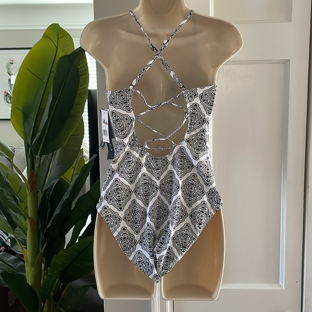NWT La Blanca Oasis Tile Strappy Back One Piece  Black - Picture 3 of 3